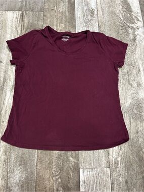 mySTYLE Women's Short Sleeve Crewneck Tee in Burgundy